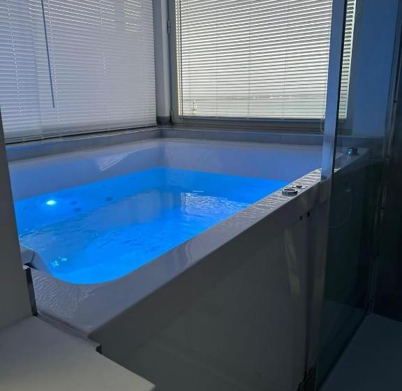 اتاق لوکس با چشم‌انداز دریا, B&b Terranova Suite