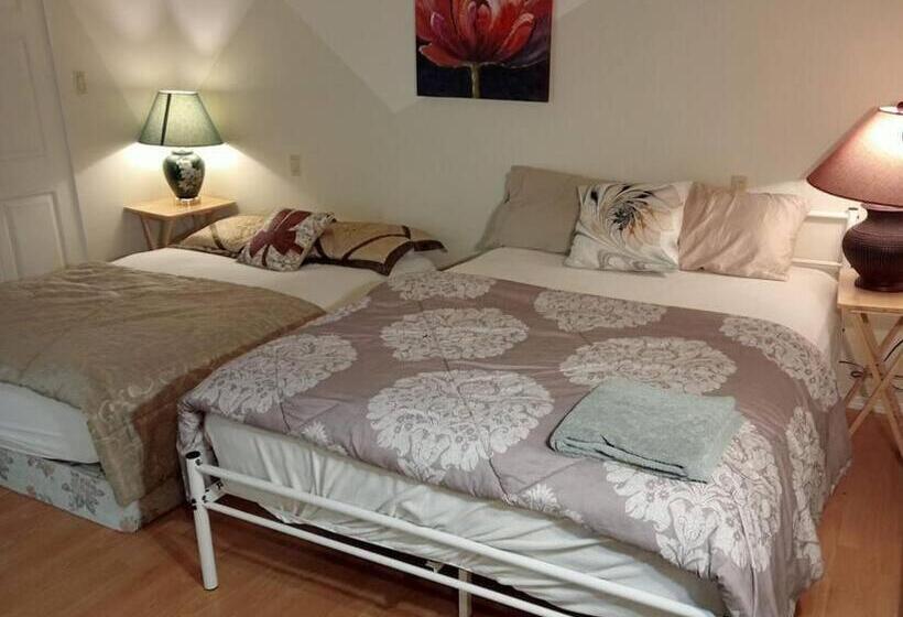 Quarto Familiar, Beautiful Spacious Family Room With Insuite Bathroom  Near Guildford Mall F3