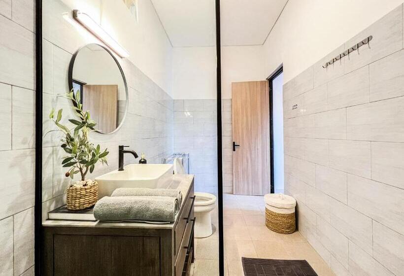 Номер Deluxe, 1 Min To Batu Bolong Island Boy Guesthouse Kt 1