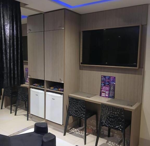 سوییت لوکس, Deslize Motel 2