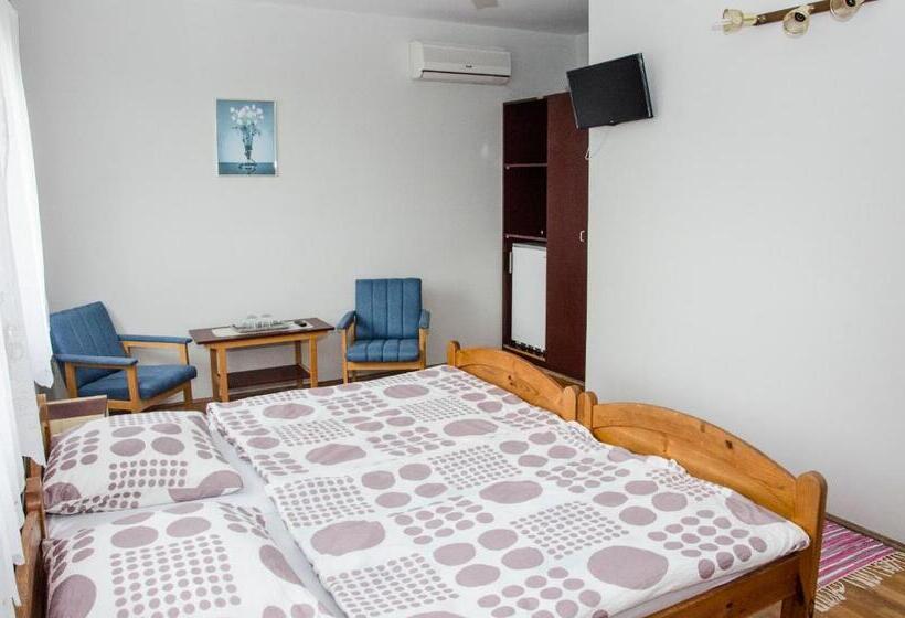 Номер Стандарт, Pigál Panzió