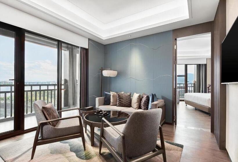 Suite with lake view, Dian Lake Steigenberger Kunming