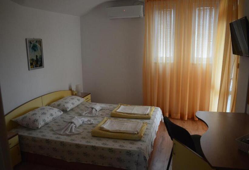 سوییت دوبلکس, Yanis