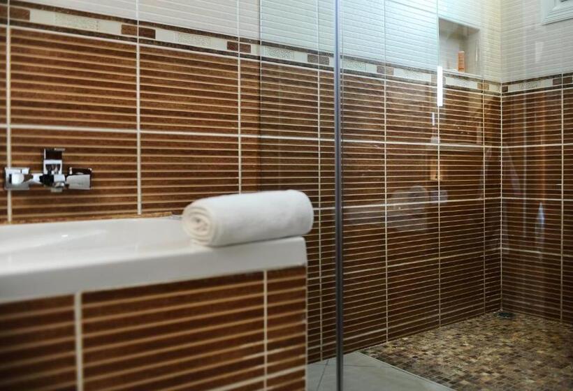 سوییت با چشم‌انداز استخر, Nomad Suites Residence