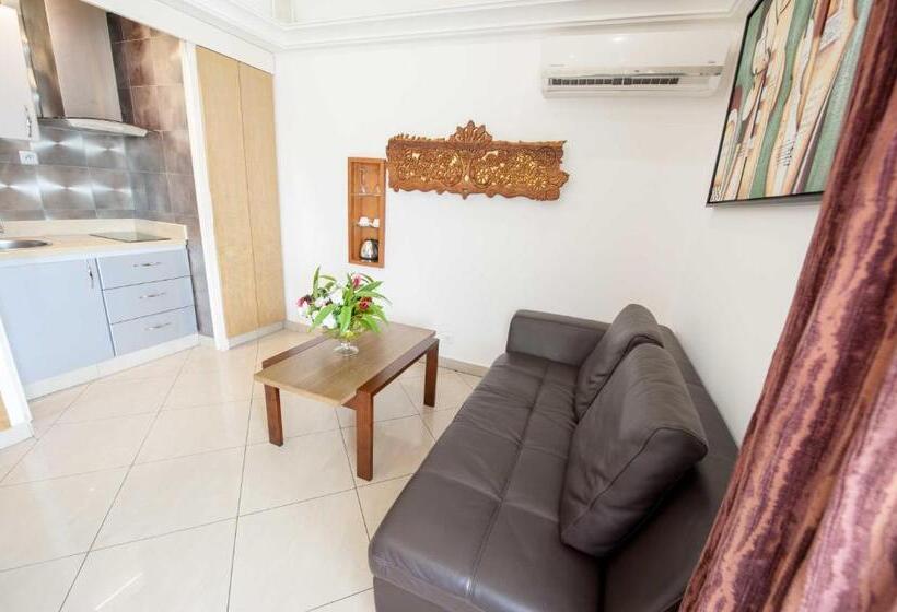 سوییت با چشم‌انداز استخر, Nomad Suites Residence