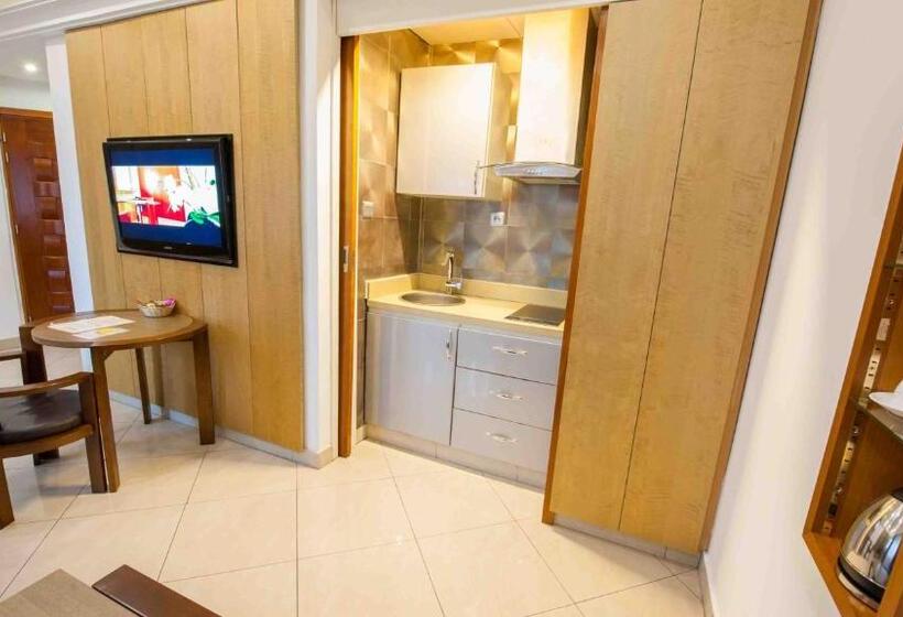 سوییت با چشم‌انداز استخر, Nomad Suites Residence
