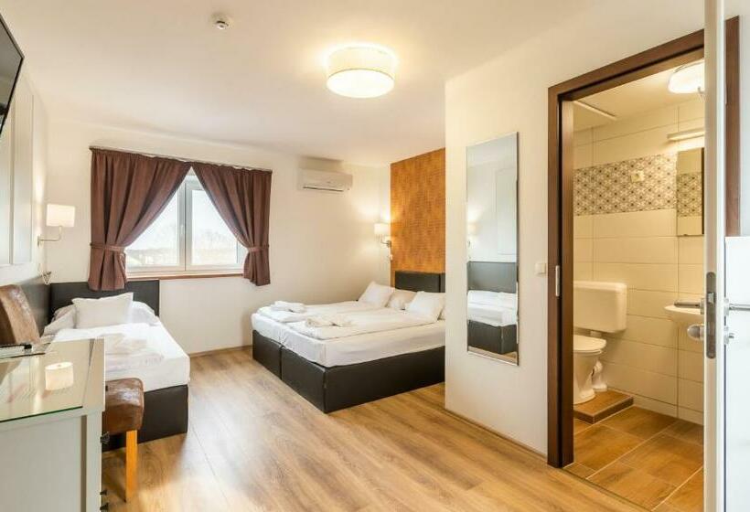 Habitación Triple Estándar, Autohof 171 Hotel Hegyeshalom