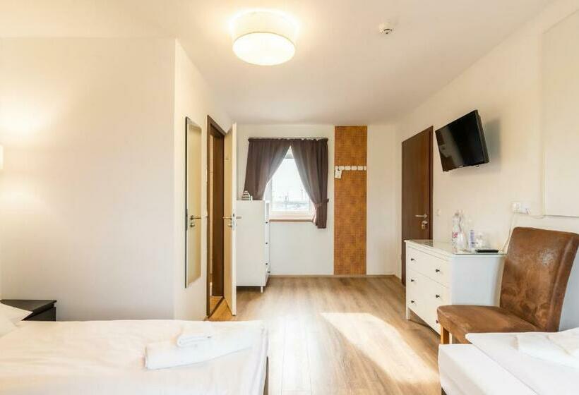 اتاق استاندارد سه نفره, Autohof 171 Hotel Hegyeshalom