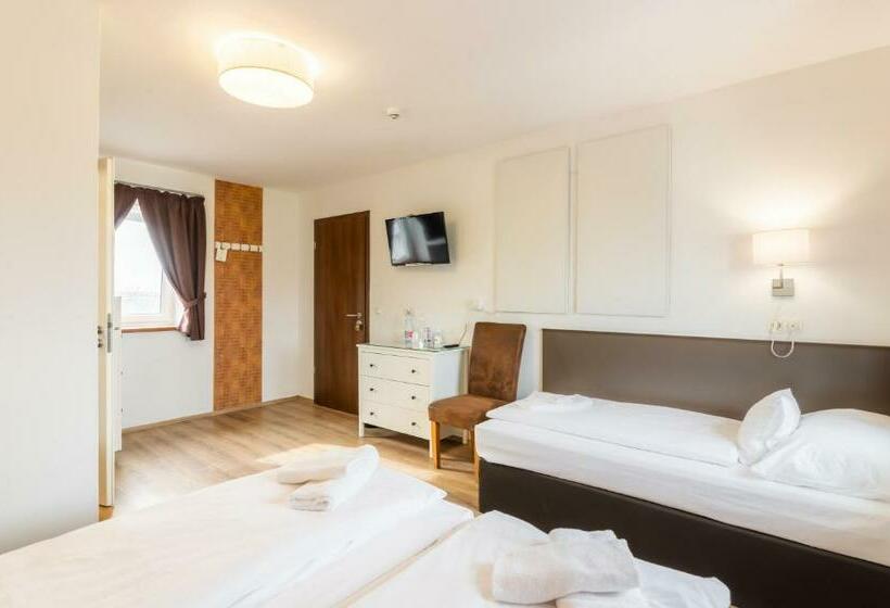Habitación Triple Estándar, Autohof 171 Hotel Hegyeshalom