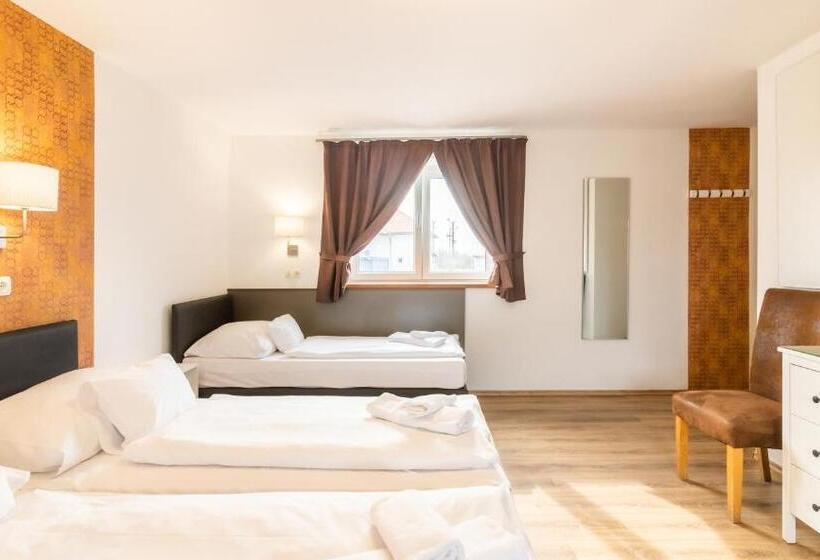 اتاق استاندارد چهار تخته, Autohof 171 Hotel Hegyeshalom