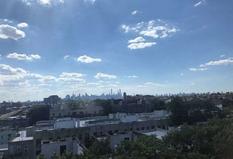 디럭스 룸, Elmhurst