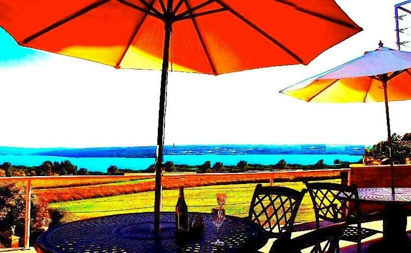 带大床的标准间, A Cayuga Lakefront Inn   Hotel Alt, Ithaca New York
