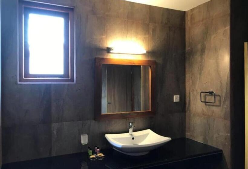 اتاق لوکس سه تخته, Manthila Resort Rajarata