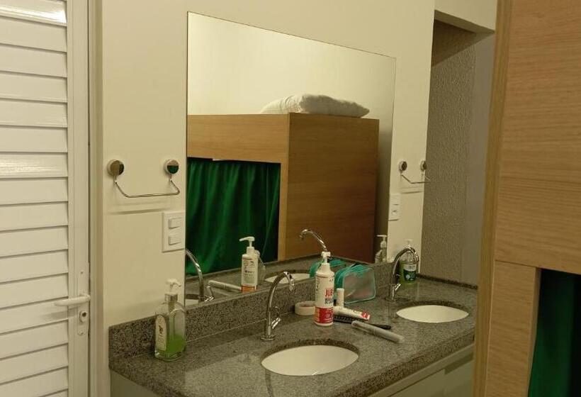 공용 욕실 구비 공동 객실 내의 침대, Angatu Hostel Service