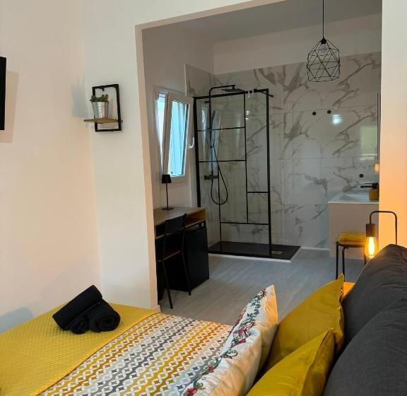 اتاق لوکس, Avi Rooms