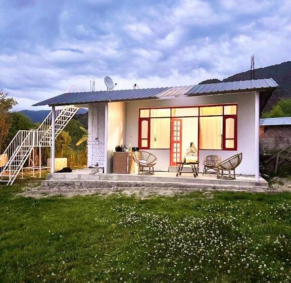 스탠다드 발코니 룸, Earth Homes Bir