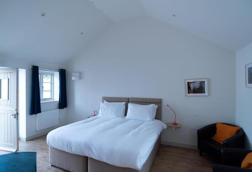 Дом 1 Спальня, King Deluxe Ensuite With Shower Bath And Courtyard View   Fawcett