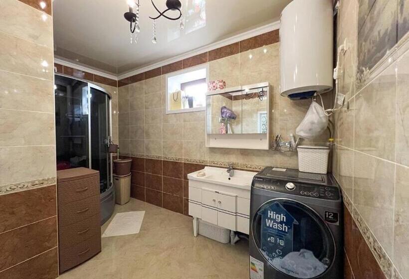 اتاق استاندارد چهار تخته, Nur Guest House