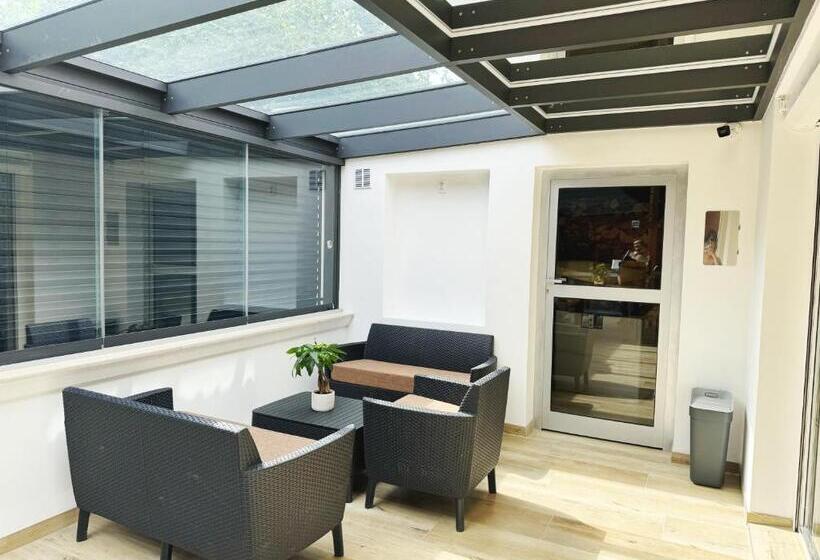 Quarto Estandar Individual, Biomade