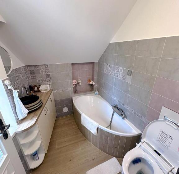 Quarto Estandar, Biomade