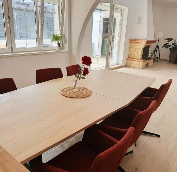 Quarto Estandar, Biomade