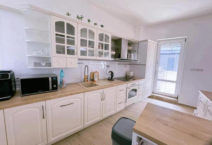 Quarto Estandar, Biomade