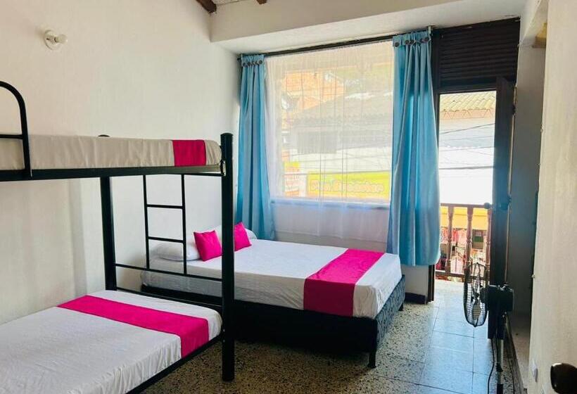 Четырехместный Номер Стандарт с Балконом, Casa Hotelgitanos