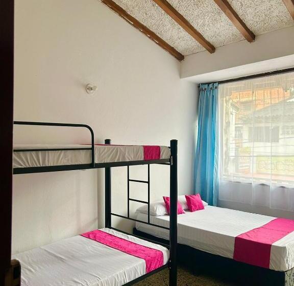Четырехместный Номер Стандарт с Балконом, Casa Hotelgitanos