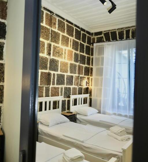 اتاق استاندارد سه نفره, Tiroents Boutique