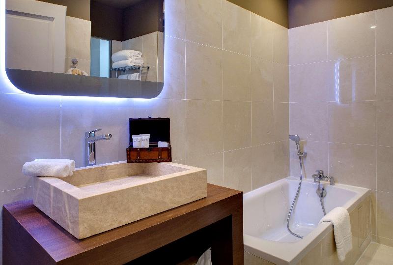 Классический Номер, Grand Hotel Des Sablettes Plage, Curio Collection By Hilton