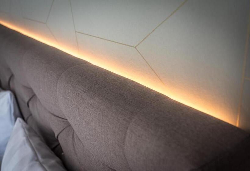 غرفة قياسية فردية, Melchior Park