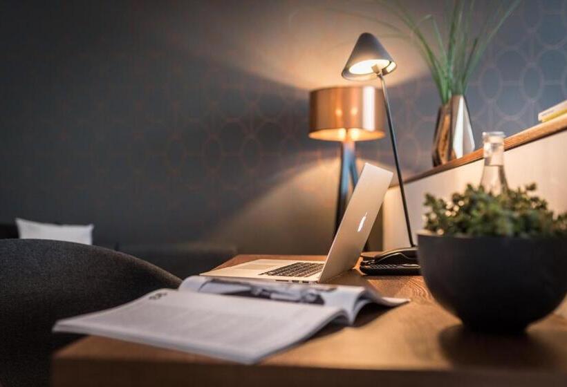 غرفة تنفيذية, Melchior Park