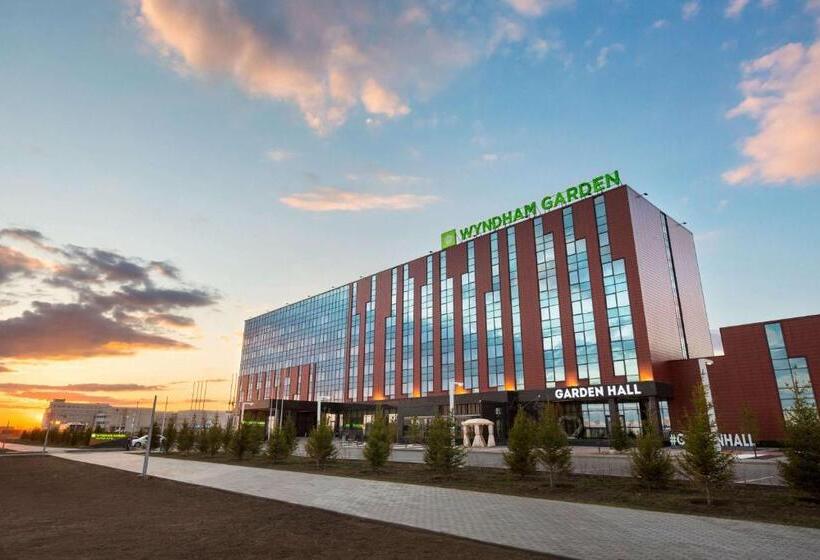Quarto Estandar Cama King, Wyndham Garden Astana