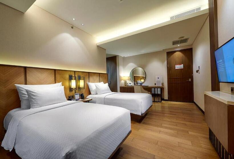 Номер Премиум, Golden Tulip Holland Resort Batu