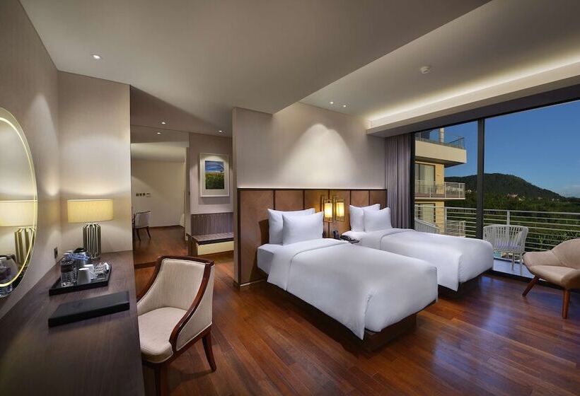 Номер Deluxe, Golden Tulip Holland Resort Batu