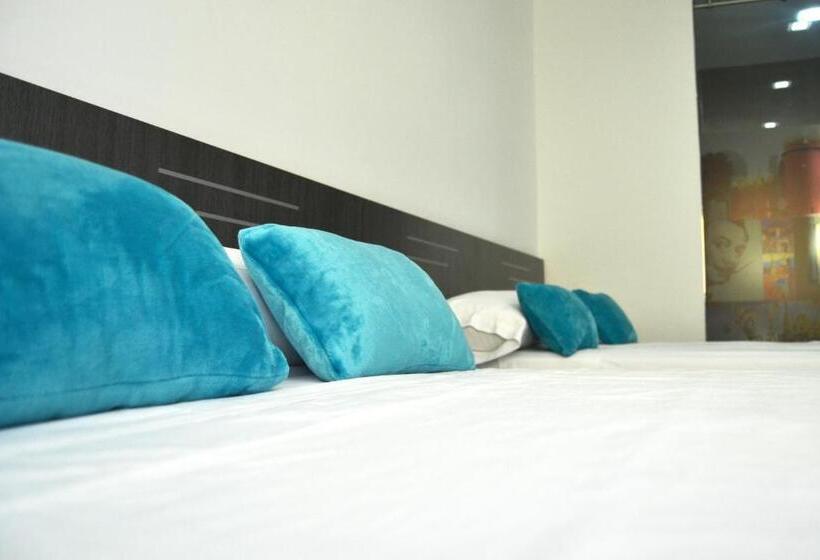 اتاق لوکس سه تخته, Bed&breakfast 10 Girona