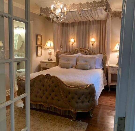 Президентский Люкс, Russell Manor Bed & Breakfast