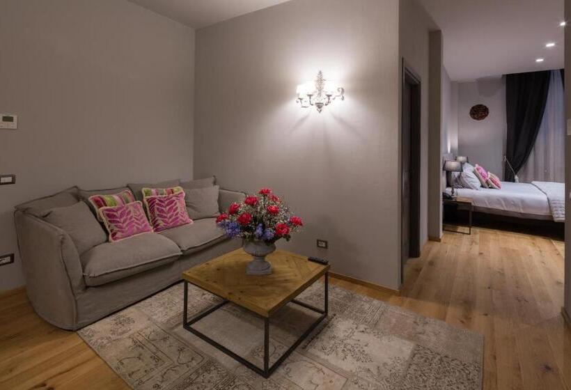 اتاق سوپریور با تخت بزرگ, Il Duomo Luxury Suite