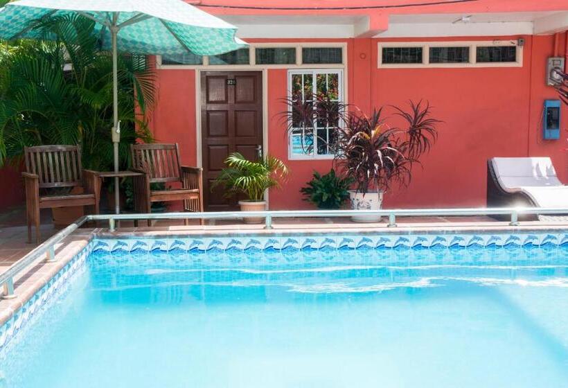 اتاق لوکس, Windjammer International Cuisine & Comfort Inn