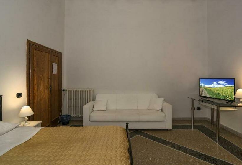 اتاق استاندارد سه نفره, Holiday Pisa Gare