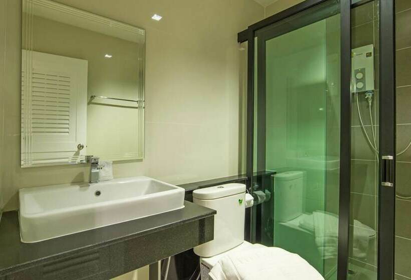 Quarto Estandar, The Rich Sotel