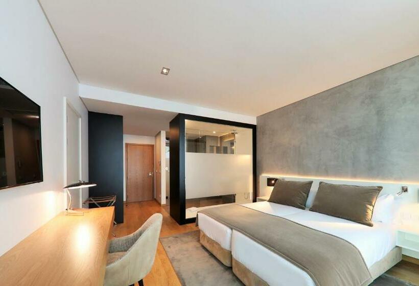 اتاق استاندارد با چشم‌انداز استخر, Iberostar  Selection Lisboa