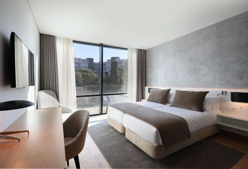 اتاق استاندارد با چشم‌انداز استخر, Iberostar  Selection Lisboa