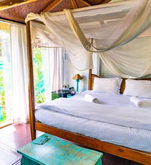 Бунгало Deluxe, Village Susegat Beach Resort