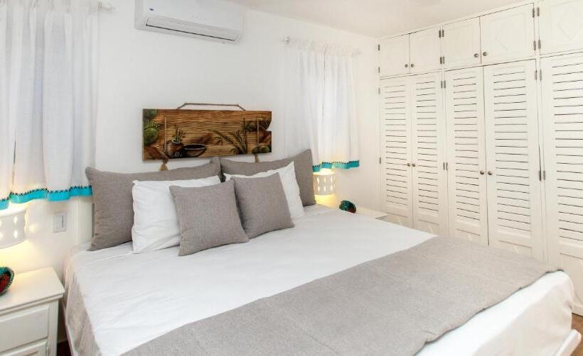 سوئیت جونیور با چشم‌انداز, Los Corales Beach Village