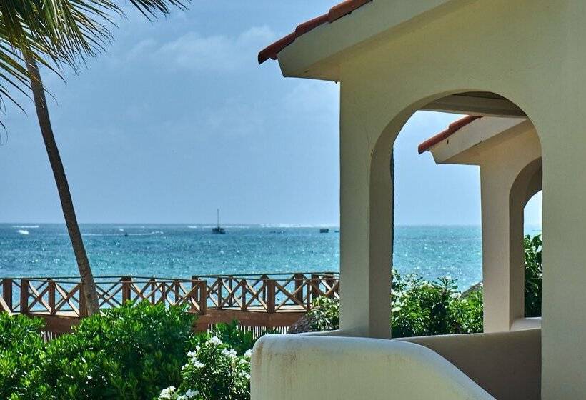 سوئیت جونیور با چشم‌انداز, Los Corales Beach Village