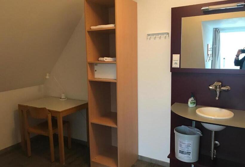 标准单人间, Jugendhaus Michaelsberg
