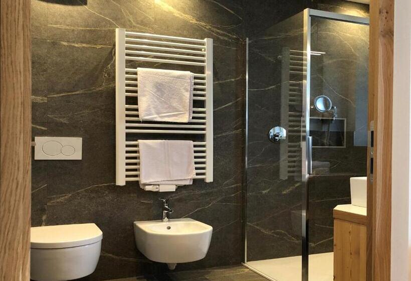اتاق لوکس با بالکن, B&b Obermair
