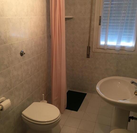 اتاق استاندارد سه تخته با سرویس بهداشتی مشترک, Casa Diomira