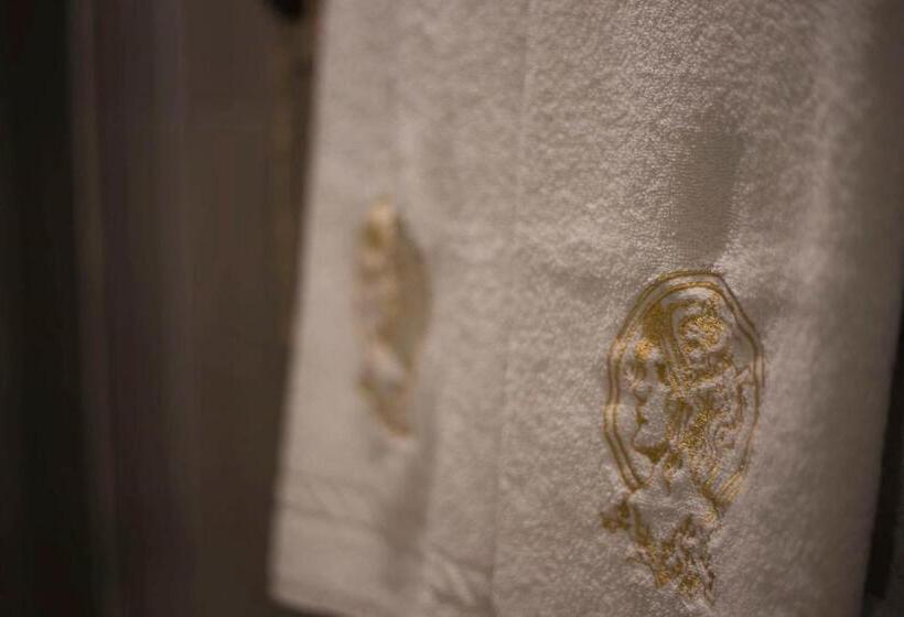 اتاق لوکس با وان آب گرم, Corte Rossetti Le Dimore Luxury B&b
